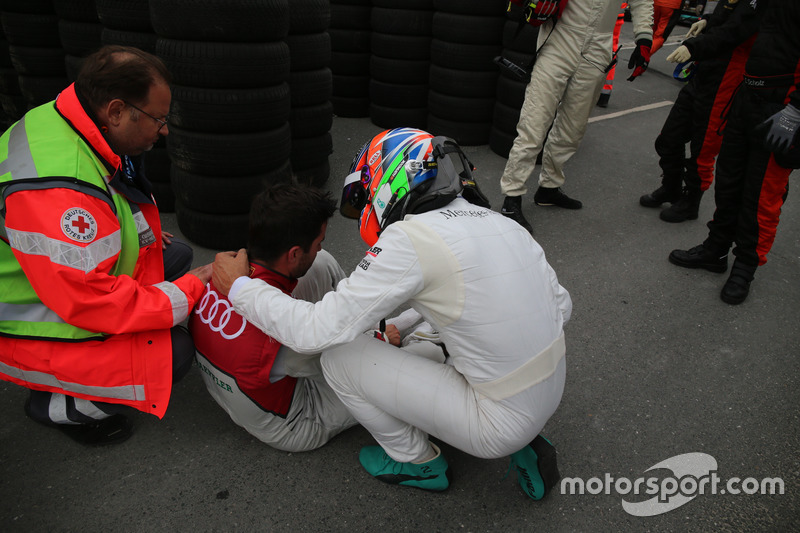 Mike Rockenfeller, Audi Sport Team Phoenix, Audi RS 5 DTM and Gary Paffett Mercedes-AMG Team HWA, Mercedes-AMG C63 DTM después del choque