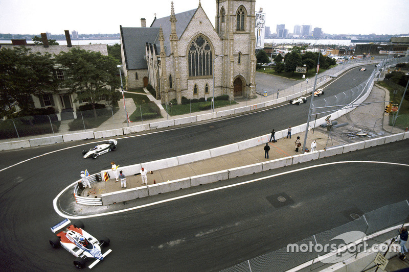 Chico Serra, Fittipaldi F8D-Ford Cosworth delante de Keke Rosberg y Derek Daly, Williams FW08-Ford C