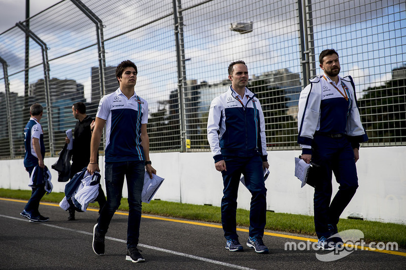 Lance Stroll, Williams camina por el circuito con el equipo