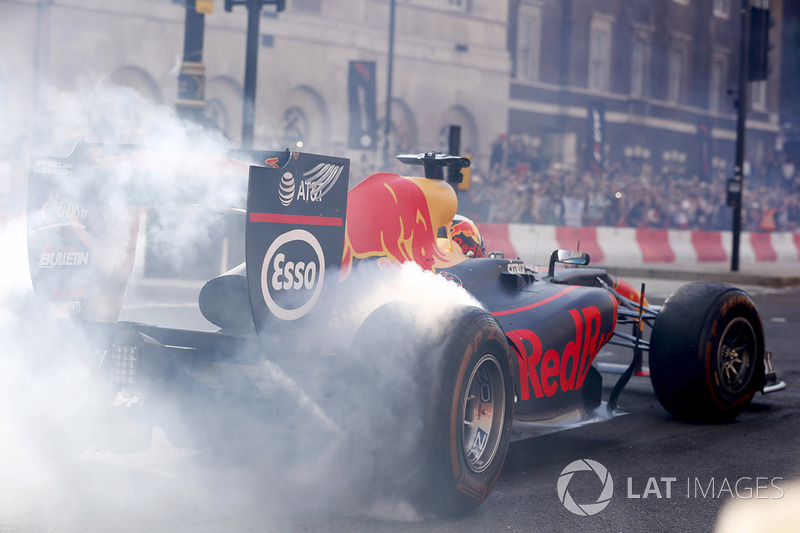 Daniel Ricciardo, Red Bull Racing RB13, hace algunas donuts