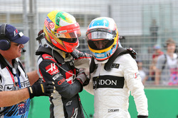 Esteban Gutierrez, Haas F1 Team und Fernando Alonso, McLaren