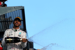 Подиум: второе место - Льюис Хэмилтон, Mercedes AMG F1 Team празднует с шампанским