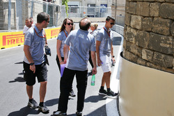 Pascal Wehrlein, Manor Racing walks the circuit with the team