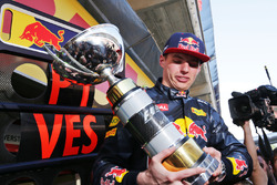 Победитель гонки Макс Ферстаппен, Red Bull Racing празднует с командой