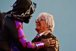 Bernie Ecclestone, con luchadores mexicanos