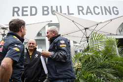 Керівник Red Bull Racing Крістіан Хорнер, гоночний директор Renault Sport F1 Team Фредерік Вассьор,