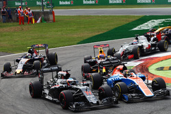 Fernando Alonso, McLaren MP4-31; Pascal Wehrlein, Manor Racing MRT05