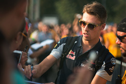 Daniil Kvyat, Scuderia Toro Rosso, gibt Autogramme