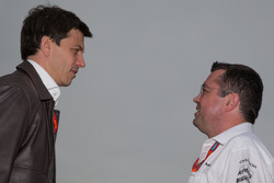 (L nach R): Toto Wolff, Mercedes AMG F1 Sportchef mit Eric Boullier, McLaren, Renndirektor