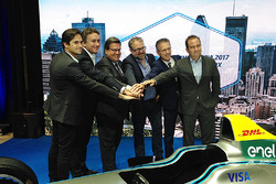 (G-D) Nelson Piquet Jr, NEXTEV TCR Formula E Team, Alejandro Agag, chef de la direction de la Formule E, Denis Coderre, Maire de Montréal, Alexandre Taillefer, président honoraire, Sylvain Vincent, Montréal c'est électrique president et Geoff Molson