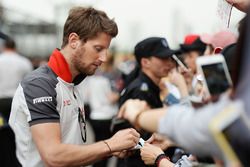 Romain Grosjean, Haas F1 Team firma de autógrafos para los fans