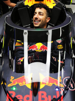 Daniel Ricciardo, Red Bull Racing RB12 met een scherm