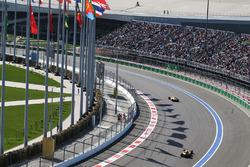 Kevin Magnussen, Renault Sport F1 Team RS16 lidera a su compañero Jolyon Palmer, Renault Sport F1 Te