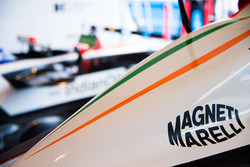 Una monoposto della Mahindra Racing con il logo Magneti Marelli
