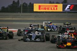 Lewis Hamilton, Mercedes AMG F1 Team W07 después de hacer contacto con Valtteri Bottas, Williams FW3