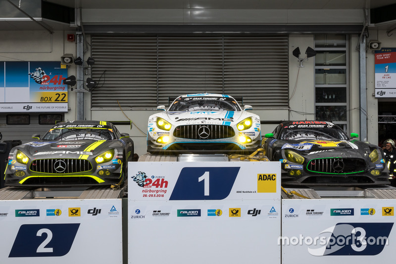 Auto-Podium: Sieger #4 AMG-Team Black Falcon, Mercedes-AMG GT3: Bernd Schneider, Maro Engel, Adam Christodoulou, Manuel Metzger, Plazt zwei, #29 AMG-Team HTP Motorsport, Mercedes-AMG GT3: Christian Vietoris, Marco Seefried, Christian Hohenadel, Renger Van der Zande, Platz drei, #88 Haribo Racing Team-AMG, Mercedes-AMG GT3: Uwe Alzen, Lance David Arnold; Maximilian Götz, Jan Seyffarth