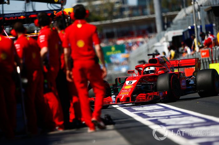 Sebastian Vettel, Ferrari SF71H, en pit lane