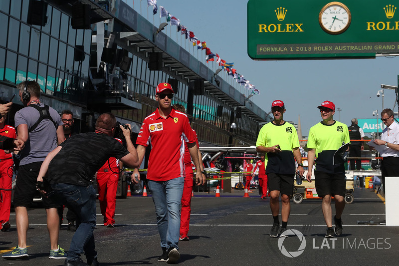 Sebastian Vettel, Ferrari, cammina lungo il circuito