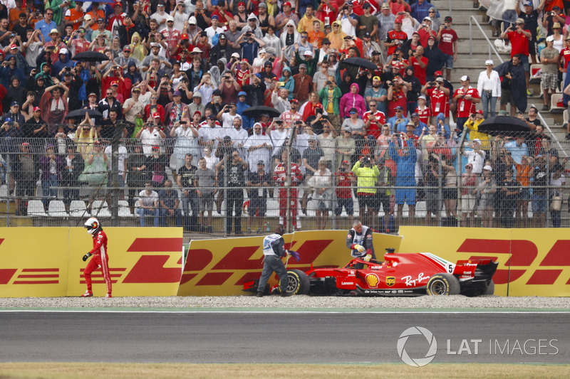 Sebastian Vettel; Ferrari SF71H kaza yaparak yarış dışı kalıyor