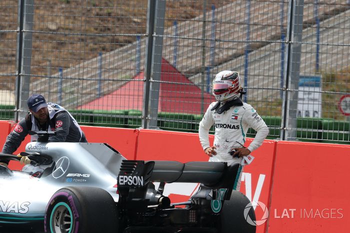 Lewis Hamilton, Mercedes-AMG F1 W09, se detiene en pista