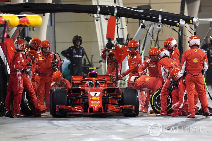 Kimi Raikkonen, Ferrari SF71H colpisce un meccanico mentre lascia il box