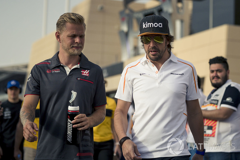 Kevin Magnussen, Haas F1 and Fernando Alonso, McLaren on the drivers parade