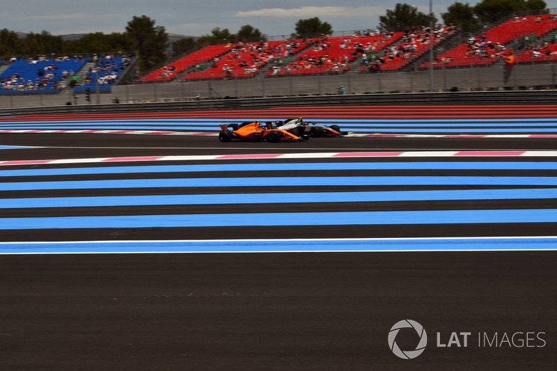 Stoffel Vandoorne, McLaren MCL33 e Kevin Magnussen, Haas F1 Team VF-18