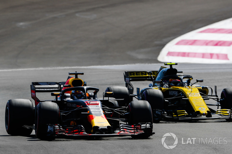 Daniel Ricciardo, Red Bull Racing RB14, battles with Carlos Sainz Jr., Renault Sport F1 Team R.S. 18