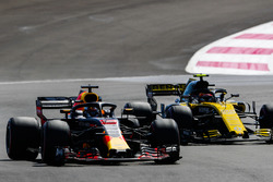 Daniel Ricciardo, Red Bull Racing RB14, battles with Carlos Sainz Jr., Renault Sport F1 Team R.S. 18