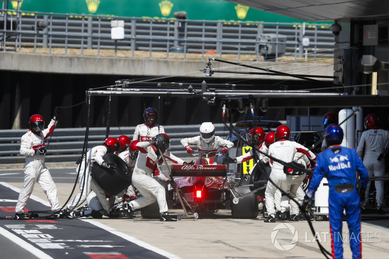 Marcus Ericsson, Sauber C37, rientra per un pit stop