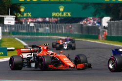 Stoffel Vandoorne, McLaren MCL32, Romain Grosjean, Haas F1 Team VF-17