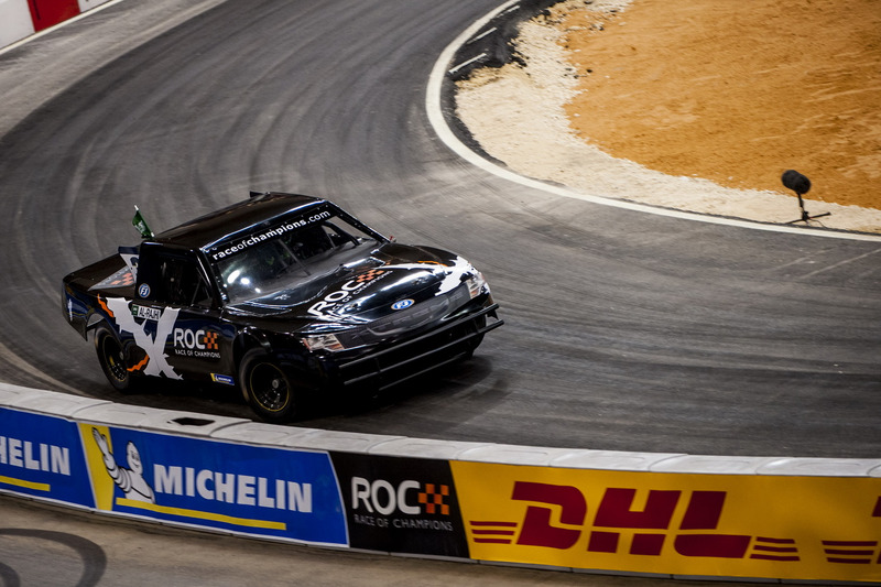 Yazeed Al-Rajhi del equipo de Arabia Saudita conduciendo el Xtreme Pickup