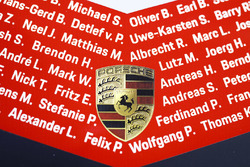 Equipo híbrido de Porsche 919 con nombre de insignia y los conductores de Porsche