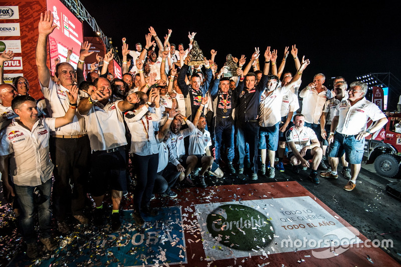 Winnaar #303 Peugeot Sport Peugeot 3008 DKR: Carlos Sainz, Lucas Cruz met het team