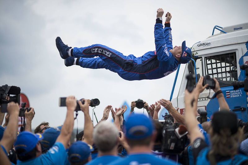 Le vainqueur en camion, Eduard Nikolaev, Team KAMAZ Master, fête sa victoire