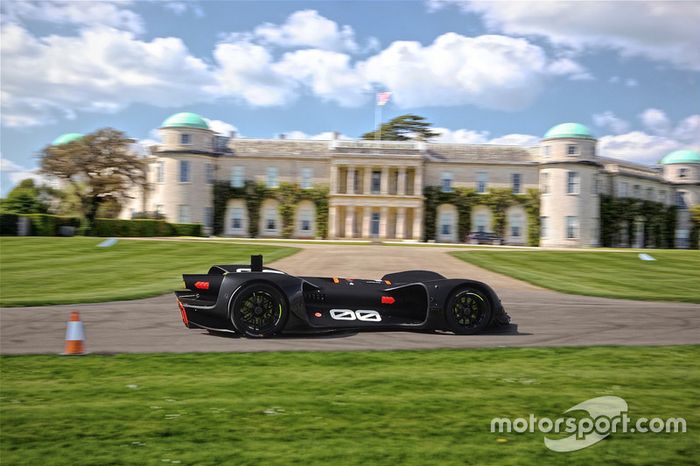 Robocar conduciendo por Goodwood House en las pruebas
