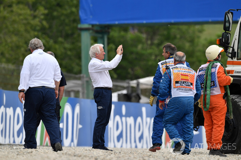 Charlie Whiting, FIA Delegate observes the scene of the Brendon Hartley, Scuderia Toro Rosso STR13 crash in FP3