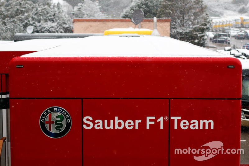 Сніг на вантажівках Sauber