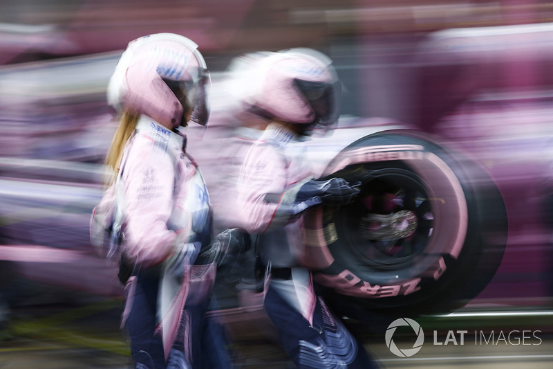 Sergio Perez, Force India VJM11, pit stop action