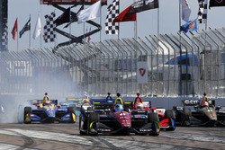 Robert Wickens, Schmidt Peterson Motorsports Honda leads on a restart
