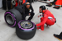 Ingegneri Ferrari e Pirelli con pneumatici Pirelli