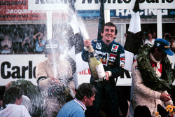 Podio: ganador de la carrera Alain Prost, segundo lugar Nelson Piquet, tercer lugar John Watson