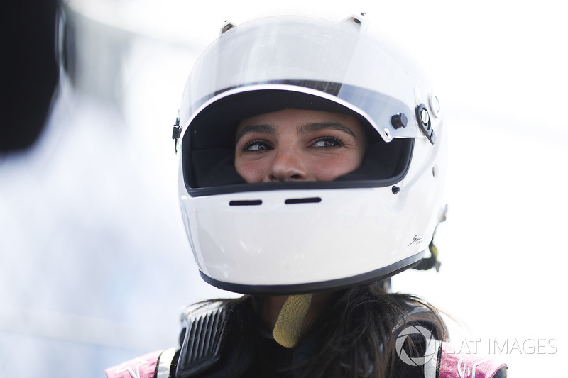 La modella Emily Ratajkowski, pronta per guidare una Formula E