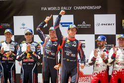Подіум: переможці Тьєррі Ньовілль, Ніколя Жильсуль, Hyundai Motorsport Hyundai i20 Coupe WRC, та інші призери