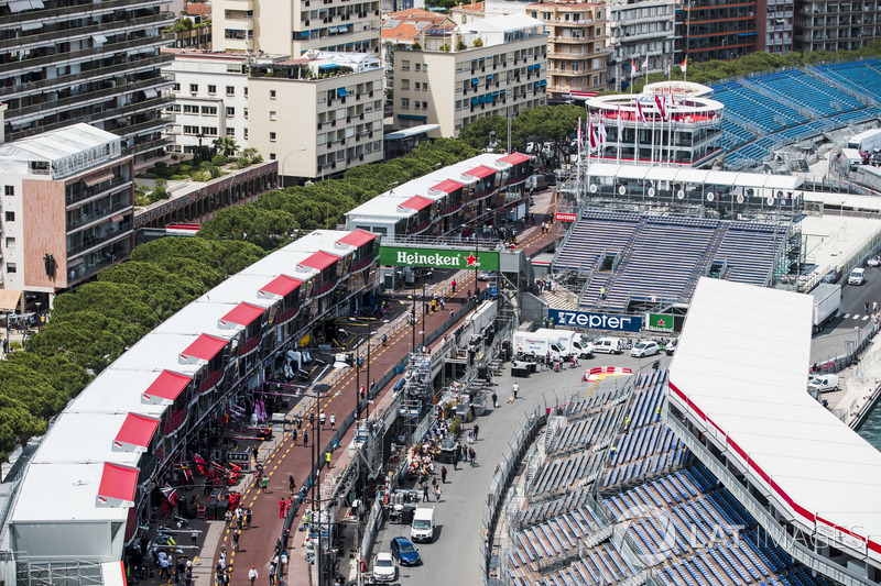 Una vista panorámica de la pista y el pit lane