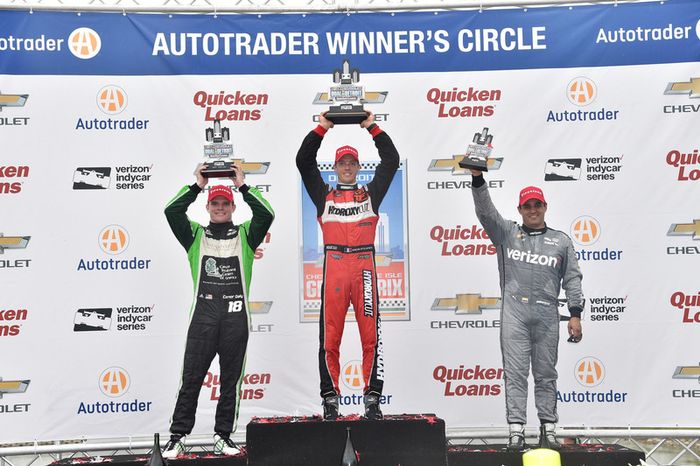 Podio: ganador de la carrera Sébastien Bourdais, KV Racing Technology Chevrolet, segundo lugar Conor Daly, Dale Coyne Racing Honda, y el tercer lugar Juan Pablo Montoya, Team Penske Chevrolet