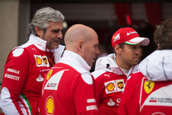 Маурицио Арривабене, руководитель Ferrari и Джок Клиа, главный инженер Ferrari и Себастьян Феттель, Ferrari