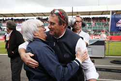 Bernie Ecclestone, con Nigel Mansell, Comisario FIA en la parrilla