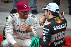 Ganador Lewis Hamilton, Mercedes AMG F1 con el tercer puesto Sergio Pérez, Sahara Force India F1 en