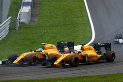 Джолион Палмер, Renault Sport F1 Team RS16 и Кевин Магнуссен, Renault Sport F1 Team RS16 на старте г